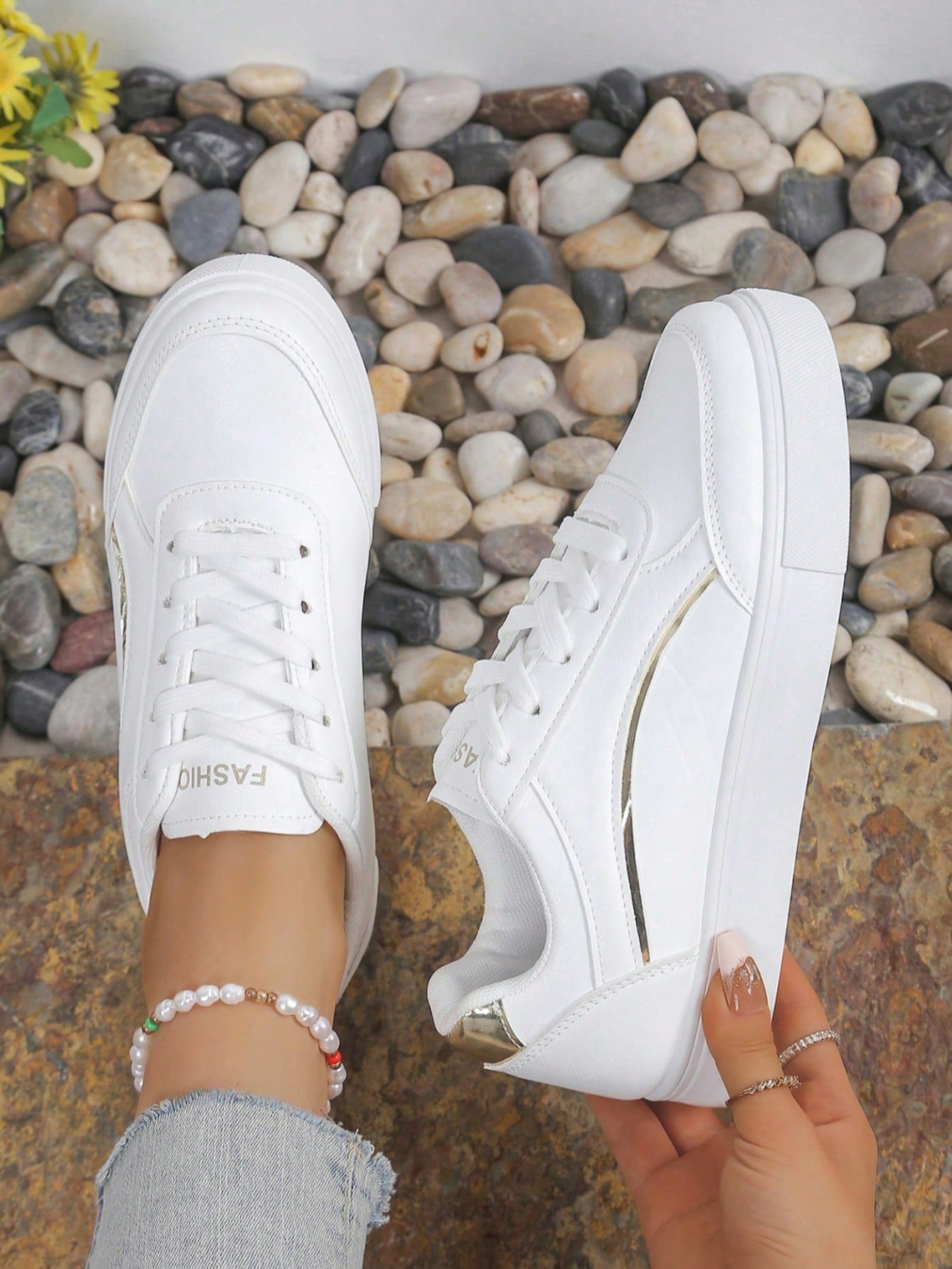 Women White Casual Sneakers, L - огляд і ціна Running Gear Shoes
