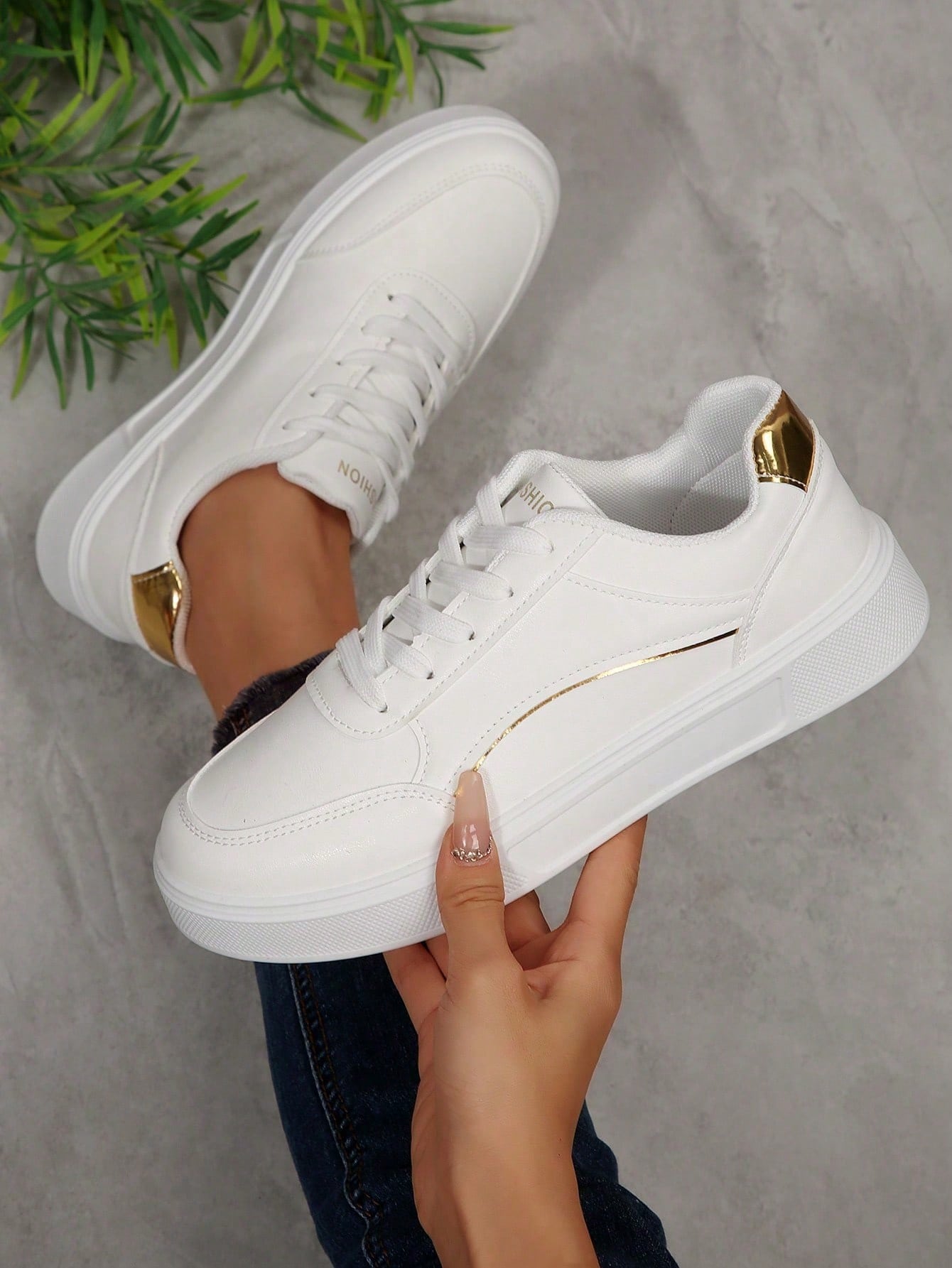 Women White Casual Sneakers, L - огляд і ціна Running Gear Shoes